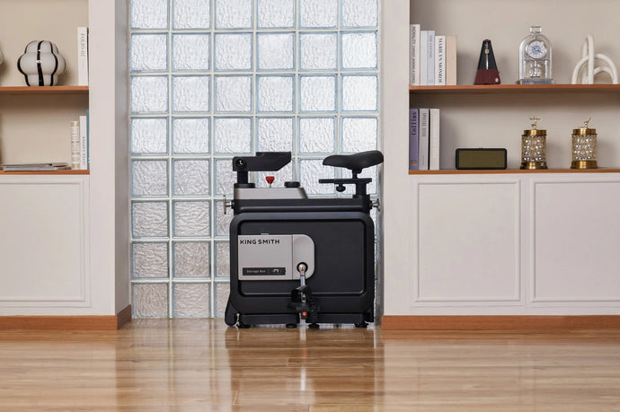 Ingeklapte WalkingPad W1B Office Bike tegen de muur
