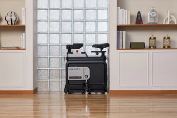 Ingeklapte WalkingPad W1B Office Bike tegen de muur