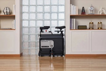 Ingeklapte WalkingPad W1B Office Bike tegen de muur