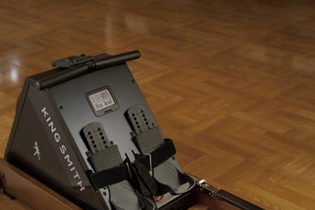 Pedalen en display van de KingSmith WalkingPad WR20 water roeitrainer met verstelbare voetsteunen en trainingsscherm
