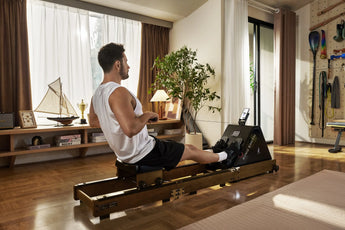 Man traint op de KingSmith WalkingPad WR20 water roeitrainer in een woonkamer thuisomgeving
