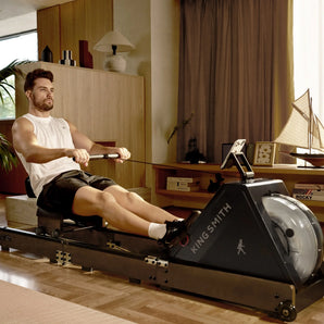 Zijaanzicht van de KingSmith WalkingPad WR20 water roeitrainer tijdens training in een woonkamer
