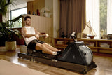 Zijaanzicht van de KingSmith WalkingPad WR20 water roeitrainer tijdens training in een woonkamer
