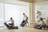 KingSmith WalkingPad Z3 Just Walk loopband wordt ingeklapt en opgeborgen bij bank
