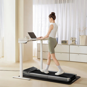 Vrouw loopt op KingSmith WalkingPad Z3 Just Walk in woonkamer zijaanzicht
