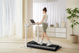 Vrouw loopt op KingSmith WalkingPad Z3 Just Walk in woonkamer zijaanzicht
