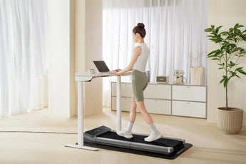 Vrouw loopt op KingSmith WalkingPad Z3 Just Walk in woonkamer zijaanzicht
