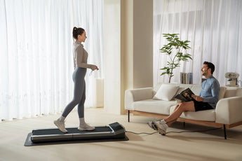 Man en vrouw gebruiken KingSmith WalkingPad Z3 Just Walk in woonkamer
