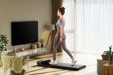 Achteraanzicht van de Kingsmith WalkingPad A1 Plus loopband in de woonkamer