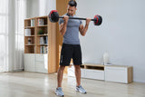 Zijaanzicht van de stang van de Kingsmith Adjustable Dumbbells in de woonkamer met een man