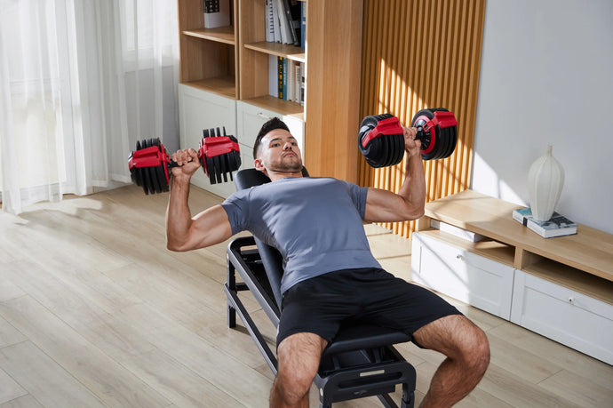 Bovenaanzicht van een borstoefening met de Kingsmith Adjustable Dumbbells