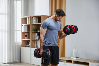 Man traint biceps met de Kingsmith Adjustable Dumbbells