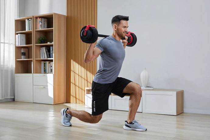Man doet lunges met de Kingsmith Adjustable Dumbbells