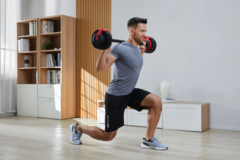 Man doet lunges met de Kingsmith Adjustable Dumbbells