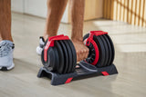 Man pakt de Kingsmith Adjustable Dumbbells op