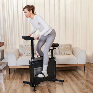 Vooraanzicht van de W1B office bike met vrouw die er op sport