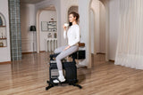 WalkingPad W1B Office Bike in de woonkamer met koffie tijdens gebruik