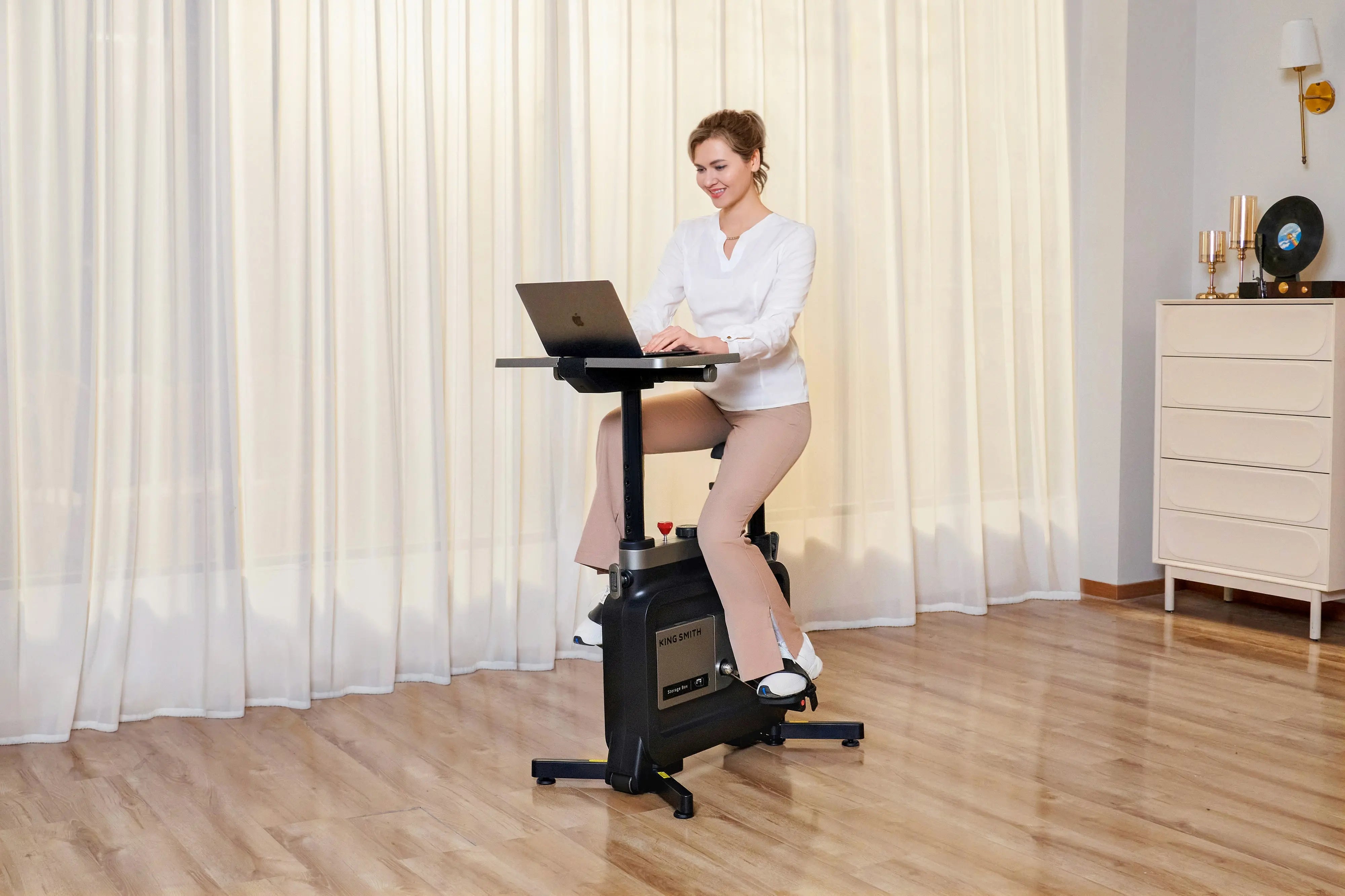 Vooraanzicht van de WalkingPad W1B Office Bike tijdens het werken in de woonkamer