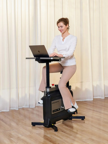 Vooraanzicht van de WalkingPad W1B Office Bike tijdens het werken in de woonkamer