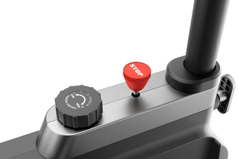 WalkingPad W1B Office Bike vrijstaand met zicht op de noodknop