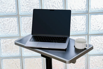 Bovenaanzicht van de WalkingPad W1B Office Bike tijdens het werken met een laptop