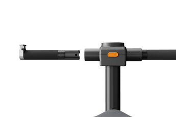 WalkingPad W1B Office Bike vrijstaand bij een bureau tijdens het werken 