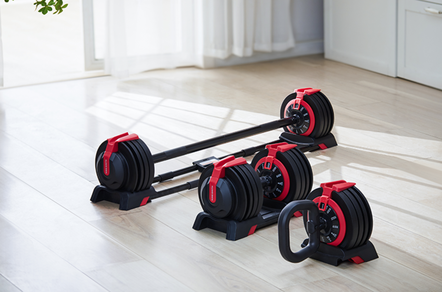 Zijaanzicht van de Kingsmith Adjustable Dumbbells set in de woonkamer