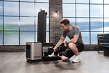 kingsmith-bx2-fitnessbank-adjustable-dumbbells-instellen — Man stelt adjustable dumbbells in bij Kingsmith BX2