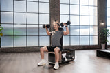 kingsmith-bx2-fitnessbank-dumbbell-schouderpers — Schouderpers met dumbbells op Kingsmith BX2 fitnessbank