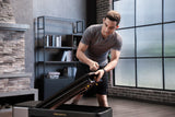 kingsmith-bx2-fitnessbank-kabeltoren-inklappen — Man klapt kabeltoren van Kingsmith BX2 fitnessbank in