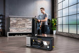 kingsmith-bx2-fitnessbank-kabeltoren-monteren-zijaanzicht — Man monteert kabeltoren van Kingsmith BX2, zijaanzicht