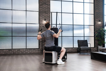 kingsmith-bx2-fitnessbank-latpulldown-achteraanzicht — Achteraanzicht latpulldown met kabeltrainer op Kingsmith BX2