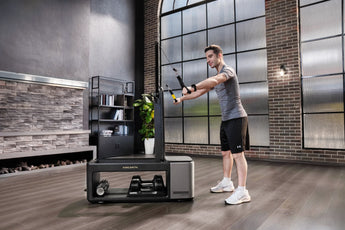 kingsmith-bx2-fitnessbank-latpulldown-achteraanzicht — Achteraanzicht latpulldown met kabeltrainer op Kingsmith BX2