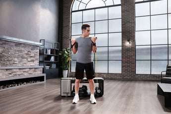 kingsmith-bx2-fitnessbank-weerstandsband-bicepscurl — Bicepscurl met weerstandsband op Kingsmith BX2