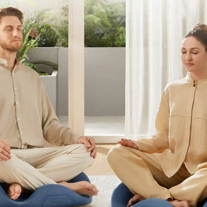 Man en vrouw gebruiken de KingSmith Meditation Cushion tijdens een ontspannen moment thuis