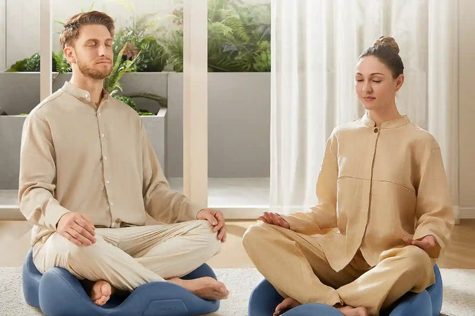 Man en vrouw gebruiken de KingSmith Meditation Cushion tijdens een ontspannen moment thuis