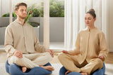 Man en vrouw gebruiken de KingSmith Meditation Cushion tijdens een ontspannen moment thuis