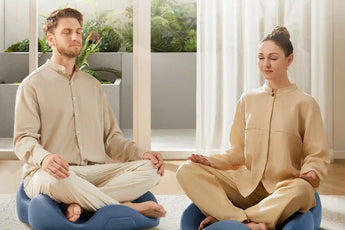Man en vrouw gebruiken de KingSmith Meditation Cushion tijdens een ontspannen moment thuis