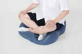 Man zit op de KingSmith Meditation Cushion in vooraanzicht tijdens meditatie
