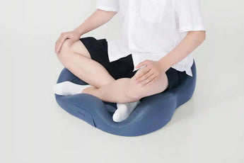 Man zit op de KingSmith Meditation Cushion in vooraanzicht tijdens meditatie