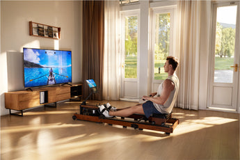 Man roeit op Kingsmith roeitrainer met trainingsvideo op tv