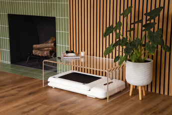 Compacte Walkingpad C2 ingeklapt onder tafel