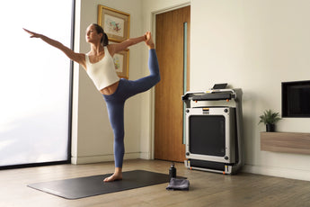 WalkingPad X218 loopband tegen de muur vrouw die oefeningen doet in woonkamer
