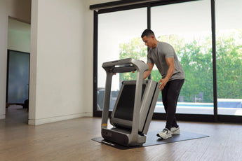 WalkingPad X218 man die loopband inklapt in woonkamer vooraanzicht