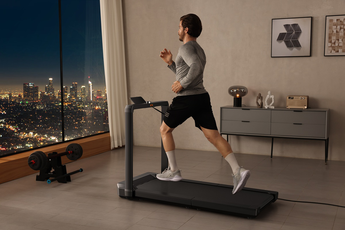 X23 WalkingPad loopband in de woonkamer zijaanzicht in de avond