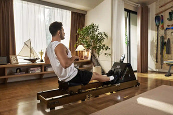 Man traint op de KingSmith WalkingPad WR20 water roeitrainer in een woonkamer thuisomgeving