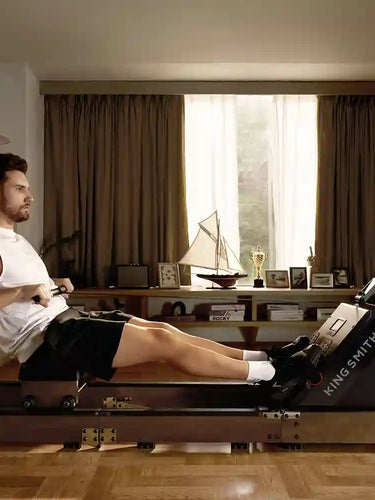 Zijaanzicht van de KingSmith WalkingPad WR20 water roeitrainer in een woonkamer tijdens thuistraining