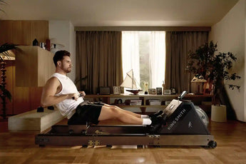 Zijaanzicht van de KingSmith WalkingPad WR20 water roeitrainer in een woonkamer tijdens thuistraining