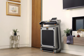 Kingsmith WalkingPad X218 loopband ingeklapt tegen de muur