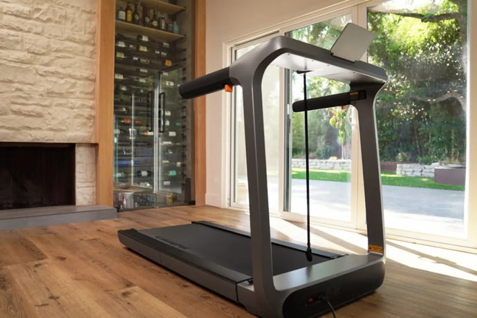 Kingsmith WalkingPad X218 loopband ingeklapt tegen de muur